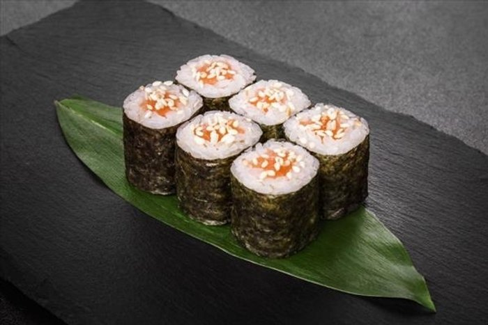 РОЛЛ С КОПЧЕНЫМ ЛОСОСЕМ