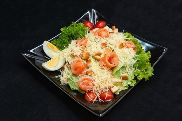 ЦЕЗАРЬ С КОПЧЕННЫМ ЛОСОСЕМ